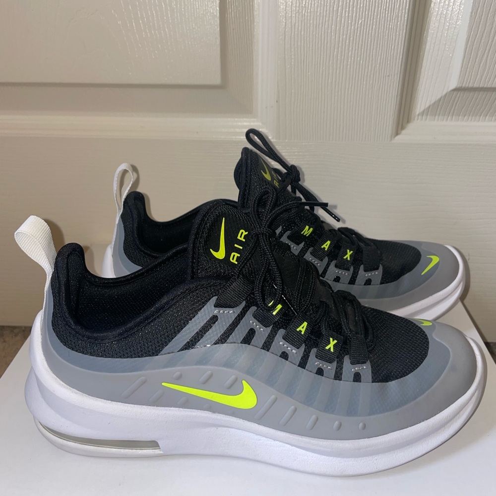 Nike Air Max Axis sneaker white lime green and black size 6.5 in women 5 in men